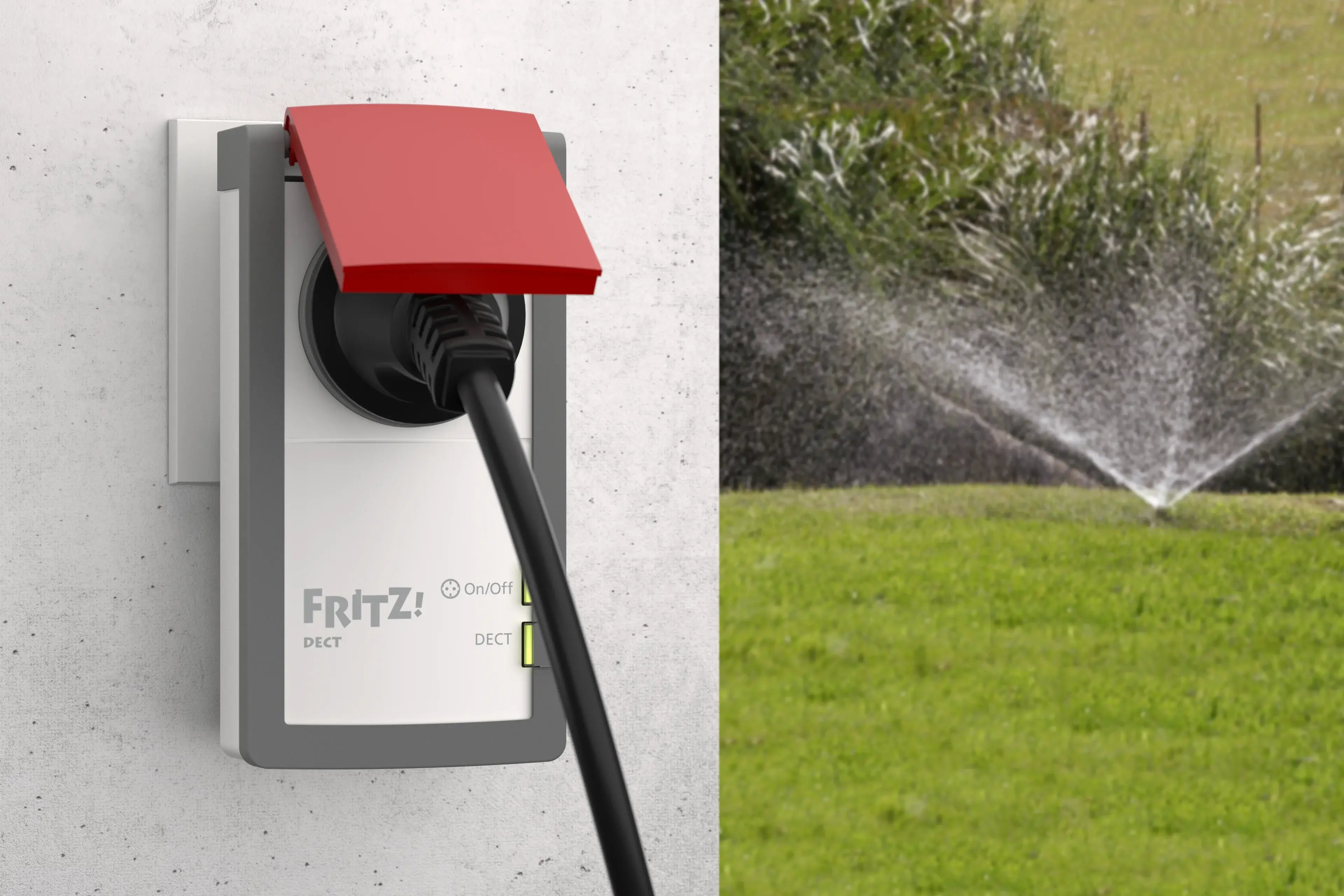 Fritz!Box DECT-Steckdose mit Gartensprinkler für automatisierte Bewässerung im Garten.