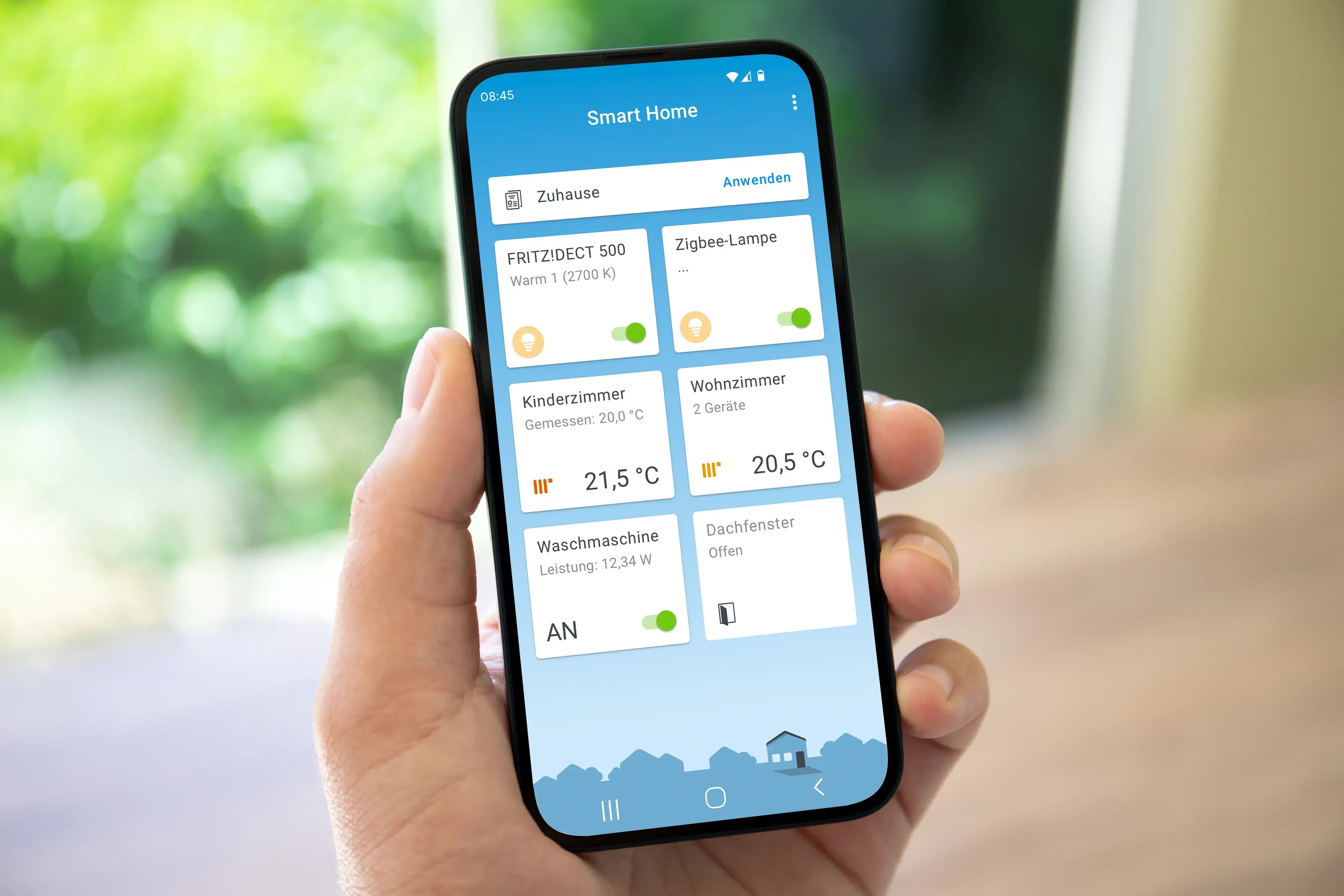 Hand hält ein Smartphone mit einer Smart Home App, die verschiedene Geräte und Temperaturen anzeigt.
